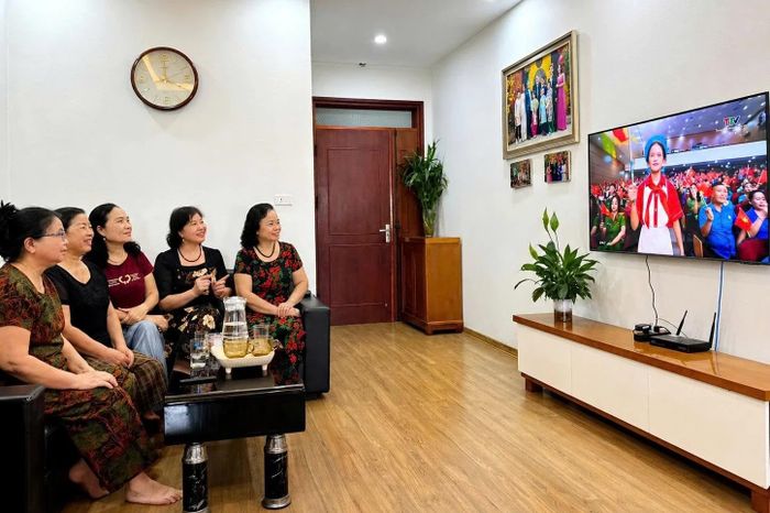 Bà Nguyễn Thị Tính cùng các bạn cao niên cùng xem chương trình văn hóa giải trí trong căn hộ chung cư của mình.