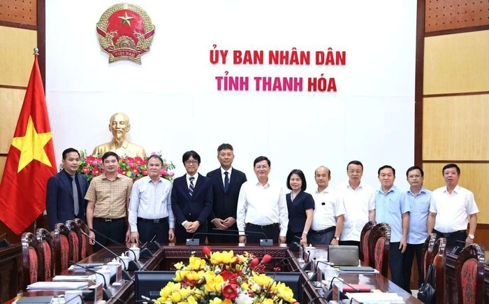 Phó Chủ tịch Thường trực UBND tỉnh Thanh Hóa Mai Xuân Liêm và đại diện các sở, ngành chụp ảnh lưu niệm với các nhà đầu tư.