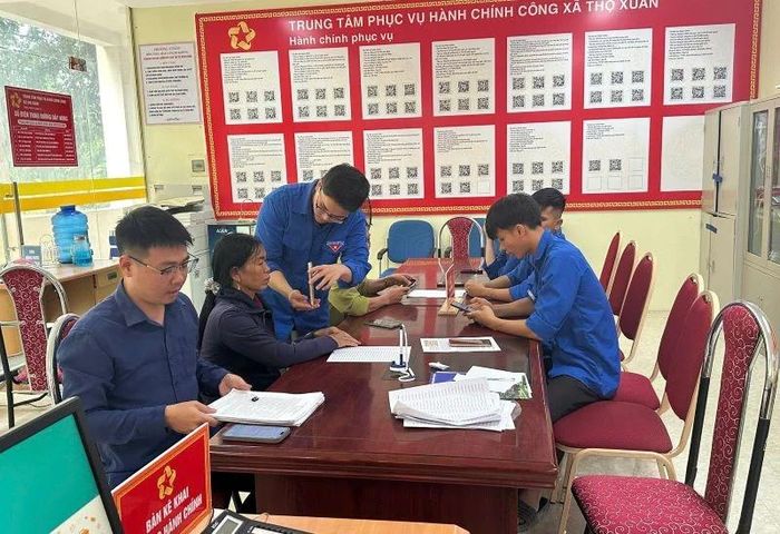 Triển khai “Chiến dịch Mùa hè số cùng VNeID”, Đoàn Thanh niên xã Thọ Xuân huy động lực lượng ra quân hướng dẫn người dân tiếp cận công nghệ số tại Trung tâm Phục vụ hành chính công xã.