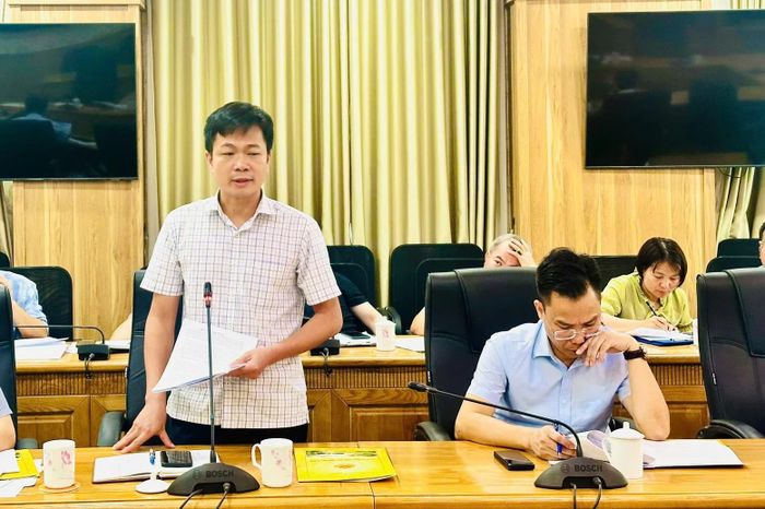 Đại diện Văn phòng UBND tỉnh phát biểu giải trình tại buổi giám sát.