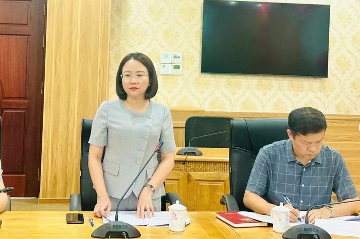 Phó Trưởng ban Pháp chế HĐND tỉnh Lê Thị Hương phát biểu.