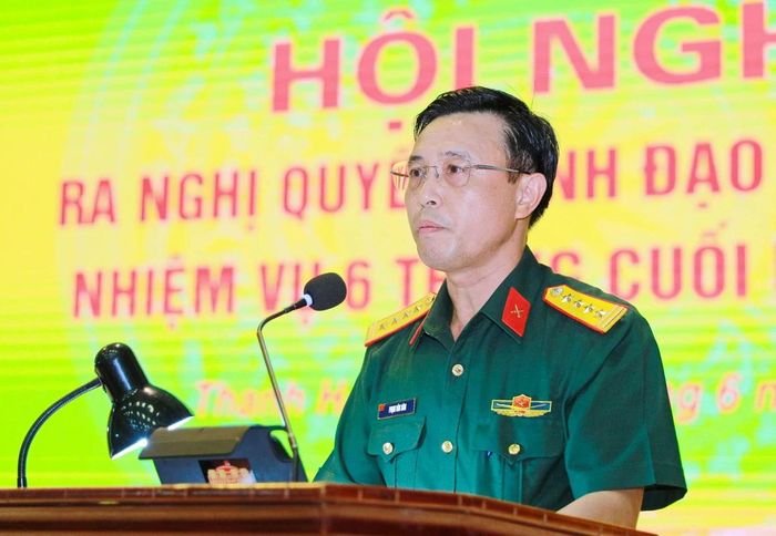 Chính ủy Bộ CHQS tỉnh Phạm Văn Sâm trình bày Nghị quyết lãnh đạo thực hiện nhiệm vụ 6 tháng cuối năm 2026 của Đảng ủy Quân sự Quân khu 4.