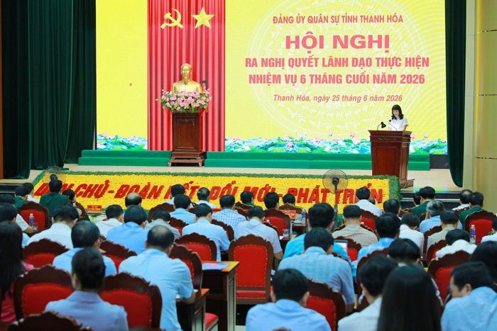 Bí thư Đảng ủy, Chủ tịch HĐND xã Quảng Ninh Nguyễn Thị Sơn phát biểu tham luận tại hội nghị.