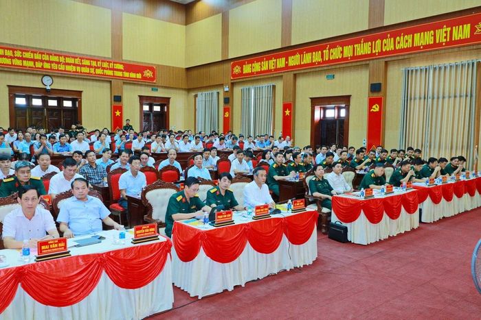 Các đồng chí lãnh đạo tỉnh và đại biểu dự hội nghị.