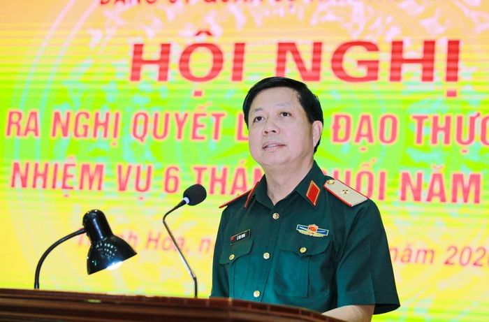Phó Chính ủy Quân khu 4 Lê Văn Trung phát biểu tại hội nghị.