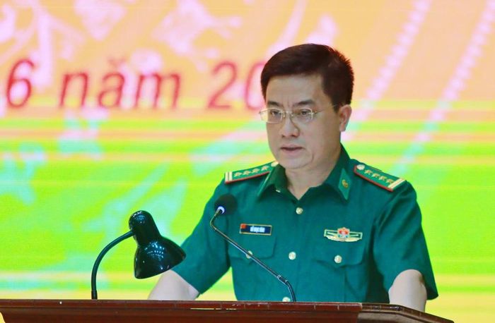 Chỉ huy trưởng Ban Chỉ huy Bộ đội Biên phòng tỉnh Đỗ Ngọc Vĩnh phát biểu tham luận tại hội nghị.