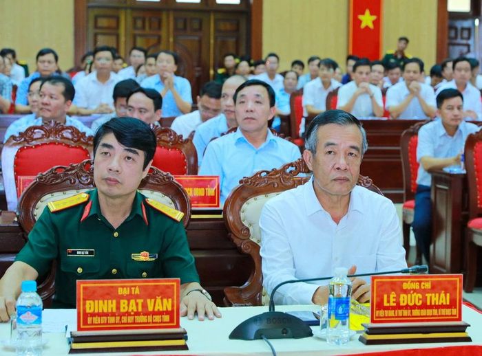 Thượng Tướng Lê Đức Thái, Ủy viên Trung ương Đảng, Bí thư Tỉnh ủy, Trưởng Đoàn ĐBQH tỉnh, Bí thư Đảng ủy Quân sự tỉnh dự và chỉ đạo hội nghị.