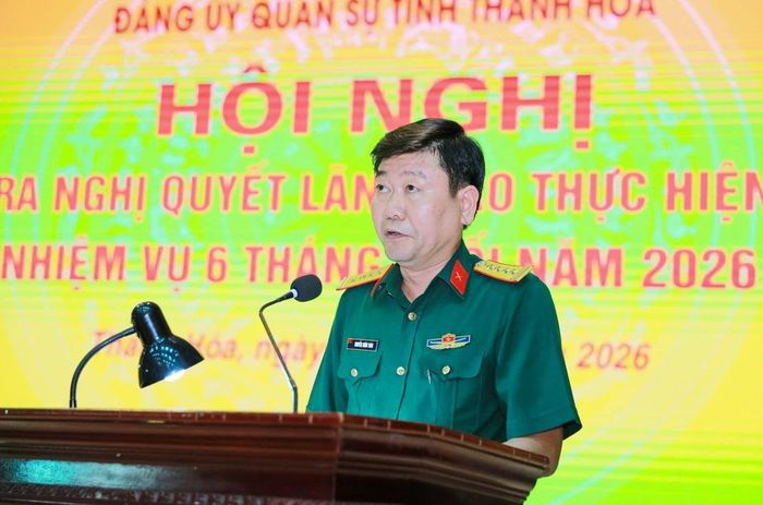 Phó Chính ủy Bộ CHQS tỉnh Nguyễn Xuân Toàn trình bày dự thảo Nghị quyết lãnh đạo thực hiện nhiệm vụ 6 tháng cuối năm 2026 của Đảng ủy Quân sự tỉnh.