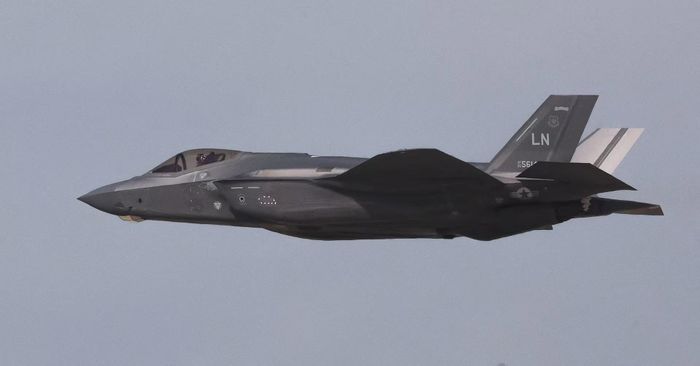 Một chiếc máy bay phản lực F-35 trình diễn tại Triển lãm Hàng không Dubai ở Dubai, Các Tiểu vương quốc Ả Rập Thống nhất, ngày 17/11/2025. Ảnh: Reuters