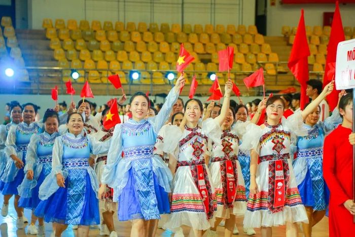 Các lực lượng diễu hành qua lễ đài tại buổi tổng duyệt.