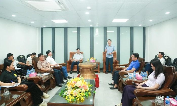 Phó Chủ tịch UBND tỉnh Đầu Thanh Tùng - Trưởng Ban Chỉ đạo Đại hội cùng các thành viên Ban Tổ chức họp sau khi xem tổng thể lễ khai mạc.