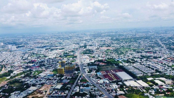  Về quỹ đất, Bcons chủ yếu tập trung phát triển dự án tại Dĩ An. Một loạt dự án của Bcons Land đã và đang triển khai tại đây như Bcons Suối Tiên (653 căn), Bcons Miền Đông (768 căn), Bcons Garden (1.815 căn), Bcons Green View (Tân Hòa với 916 căn), Bcons Bee (Nội Hóa 289 căn hộ), dự án Bcons Plaza (Quang Phúc với 1.285 căn hộ), Bcons Sala (524 căn hộ), dự án Bcons Polygon (783 căn hộ), dự án Bcons Green Topaz (1.002 căn hộ) và dự án Bcons Polaris (522 căn hộ).