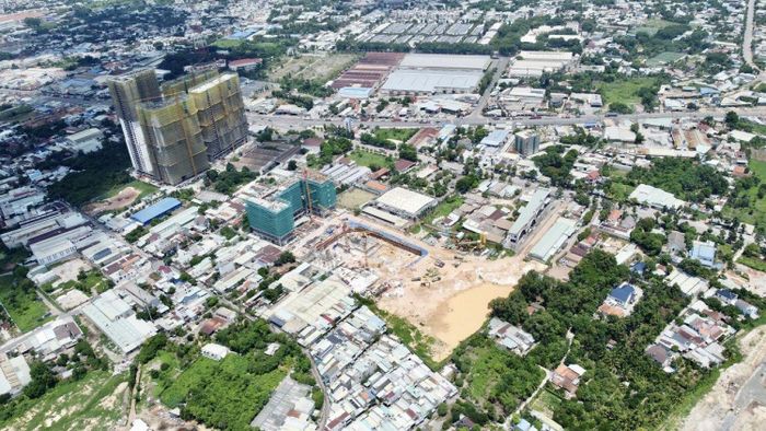  Về phía bên nhận chuyển nhượng, trong bản đồ các doanh nghiệp bất động sản phía Nam, cái tên Bcons những năm gần đây nổi lên khá nhanh, đặc biệt ở khu vực giáp ranh TP HCM. Đứng sau là Chủ tịch HĐQT Tập đoàn Bcons Lê Như Thạch.