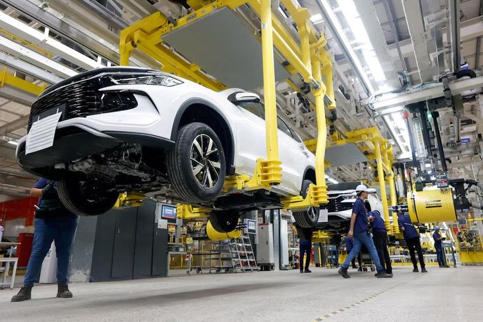 Những chiếc xe BYD đang được sản xuất trên dây chuyền tại nhà máy mới của công ty ở Bahia, Brazil. Công ty này là 1 trong 4 nhà sản xuất ô tô Trung Quốc đang xem xét đầu tư vào Canada. Ảnh: Reuters.