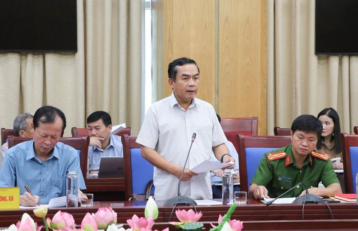 Giám đốc Ban Quản lý dự án công trình giao thông Nghệ An Hoàng Sỹ Kiện báo cáo tiến độ dự án Đầu tư xây dựng đường bộ cao tốc Vinh - Thanh Thủy