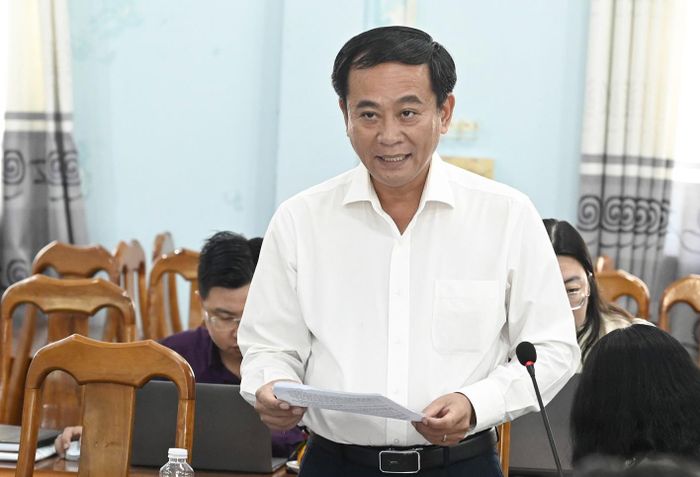 Đại diện Sở Tài chính báo cáo kết quả phát triển kinh tế - xã hội của các xã tại buổi làm việc.