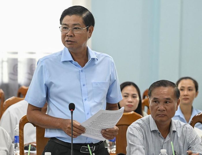 Chủ tịch UBND xã Vĩnh Phong Huỳnh Quốc Huy phát biểu tại buổi làm việc.