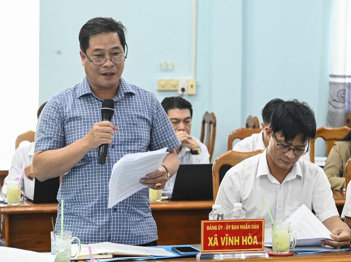 Chủ tịch UBND xã Vĩnh Hòa Lại An Nhân báo cáo tại buổi làm việc.