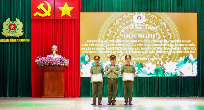 Thiếu tướng Nguyễn Văn Hận, Giám đốc Công an tỉnh An Giang trao giấy khen của Cục Cảnh sát quản lý trại giam, cơ sở giáo dục bắt buộc, trường giáo dưỡng cho các cá nhân.