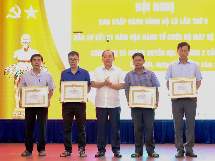Ủy viên Ban Thường vụ Tỉnh ủy, Phó Chủ tịch Thường trực UBND tỉnh An Giang Nguyễn Thanh Phong trao bằng khen cho các đảng viên.