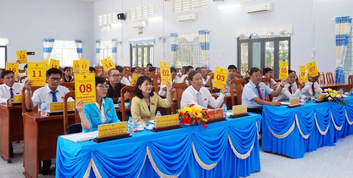 Các đại biểu HĐND xã Bình Thạnh Đông biểu quyết thông qua nghị quyết.