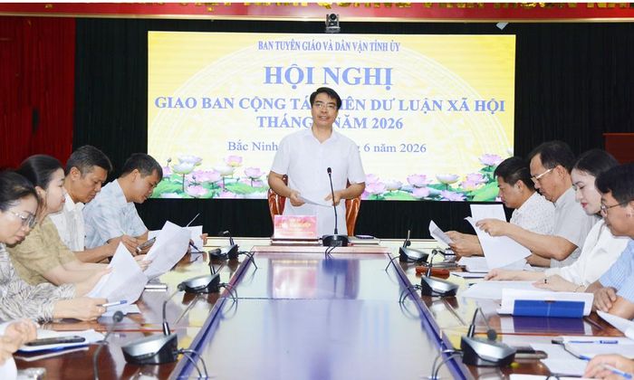  Đồng chí Thân Văn Nghiệp, Phó Trưởng Ban Tuyên giáo và Dân vận Tỉnh ủy phát biểu tại hội nghị. 