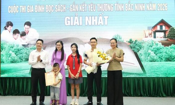  Lãnh đạo Ủy ban MTTQ tỉnh và Sở Văn hóa, Thể thao và Du lịch trao giải Nhất cho gia đình cô giáo Trịnh Ngọc Thúy (phường Võ Cường). 