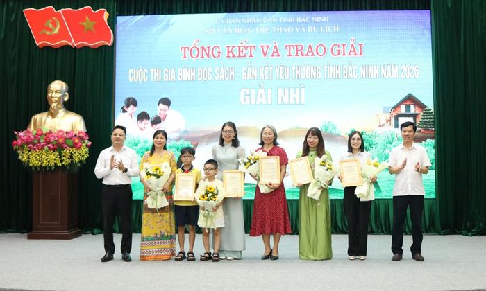  Lãnh đạo Ban Tuyên giáo và Dân vận Tỉnh ủy cùng Sở Văn hóa, Thể thao và Du lịch trao giải Nhì cho các gia đình. 