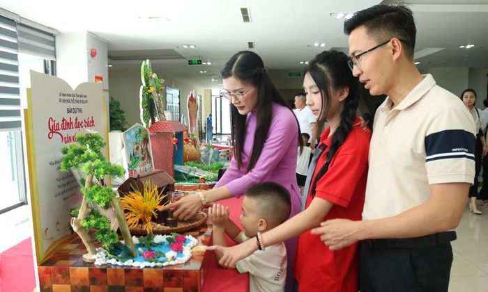  Gia đình cô giáo Trịnh Ngọc Thúy (phường Võ Cường) đạt giải Nhất cuộc thi "Gia đình đọc sách - Gắn kết yêu thương" 