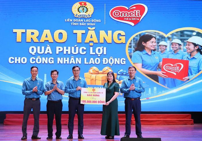  Công ty Cổ phần quốc tế Bảo Hưng trao biểu trưng quà phúc lợi cho công nhân lao động. 
