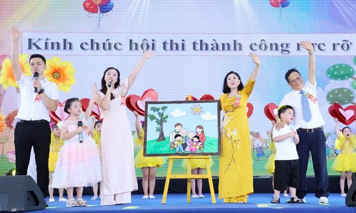  Phần thi năng khiếu của gia đình ông Nguyễn Thế Dũng, phường Kinh Bắc tại Ngày hội Gia đình tỉnh Bắc Ninh năm 2026. 