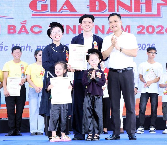  Đại diện Ban tổ chức trao giải A cuộc thi nấu ăn cho gia đình anh Dương Văn Kiên, xã Lục Ngạn. 