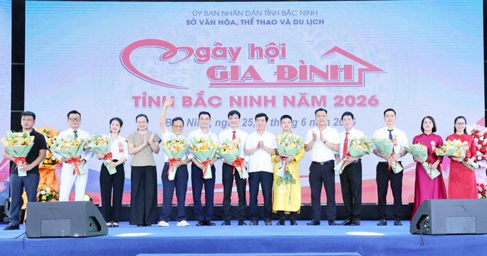  Đại biểu và Ban tổ chức tặng hoa các gia đình tham gia Ngày hội Gia đình tỉnh Bắc Ninh năm 2026. 