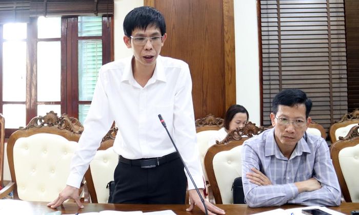  Đại diện lãnh đạo xã Lục Nam trao đổi về kết quả thu phí dịch vụ vệ sinh môi trường trên địa bàn. 
