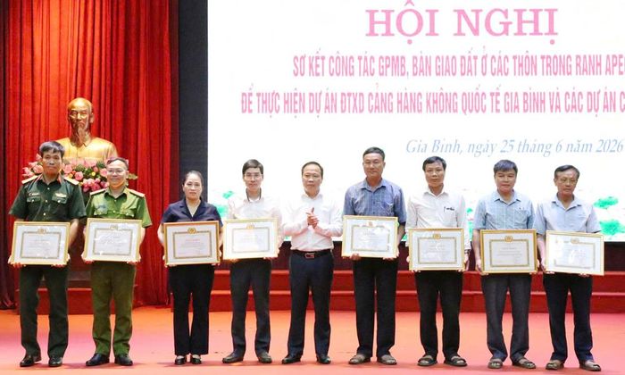  Đại diện Ban Chỉ đạo giải phóng mặt bằng xã khen thưởng các tập thể có thành tích xuất sắc. 