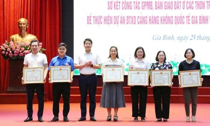  Lãnh đạo UBND xã khen thưởng các cá nhân có thành tích xuất sắc trong công tác giải phóng mặt bằng. 