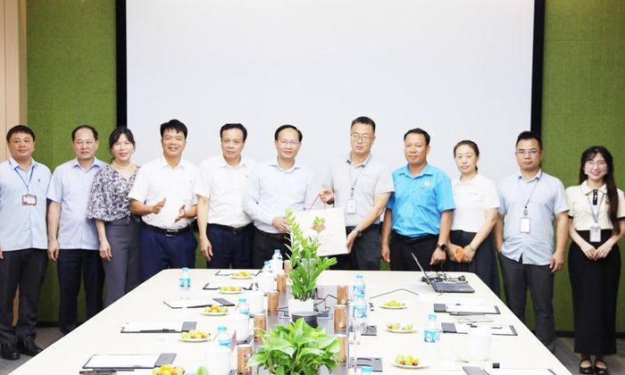  Phó Chủ tịch UBND tỉnh Phạm Văn Thịnh tặng sản phẩm vải thiều cho lãnh đạo Công ty trách nhiệm hữu hạn Công nghệ thông minh Goertek Vina 