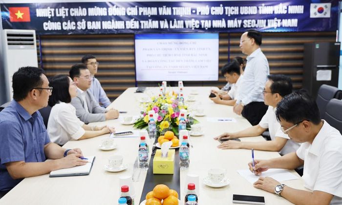  Phó Chủ tịch UBND tỉnh Phạm Văn Thịnh trao đổi với lãnh đạo Công ty trách nhiệm hữu hạn Seojin Việt Nam. 