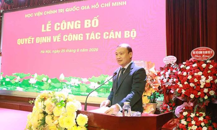  PGS.TS Lê Hải Bình, Ủy viên Trung ương Đảng, Phó Giám đốc Thường trực Học viện Chính trị quốc gia Hồ Chí Minh phát biểu tại buổi lễ. 