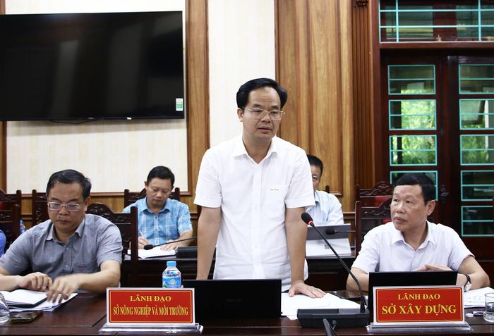  Đồng chí Bùi Quang Phát, Phó Giám đốc Sở Nông nghiệp và Môi trường trao đổi về các giải pháp tháo gỡ khó khăn trong lĩnh vực tài nguyên môi trường. 