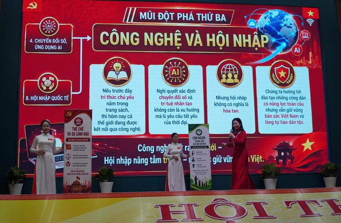 Thí sinh Nguyễn Thị Phương Thảo, Đảng bộ phường Điện Bàn Đông trình bày nội dung dự thi. Ảnh: N.ĐOAN