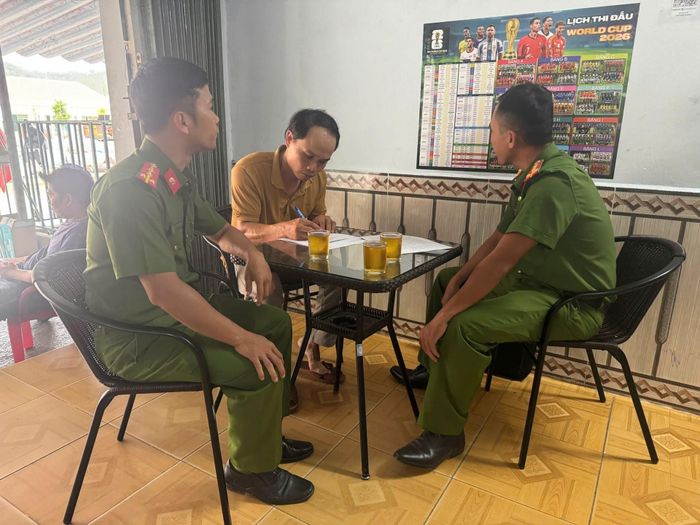 Công an xã Tây Giang tổ chức cho 100% cơ sở kinh doanh có phục vụ xem World Cup trên địa bàn ký cam kết không để xảy ra các hoạt động cá độ, đánh bạc. Ảnh: Công an cung cấp