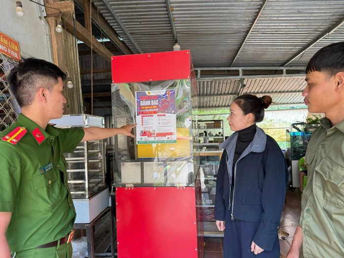 Nhiều tờ rơi tuyên truyền được cấp phát, niêm yết ở các quán cà phê, giải khát phục vụ người xem bóng đá. Ảnh: Công an xã Phước Thành
