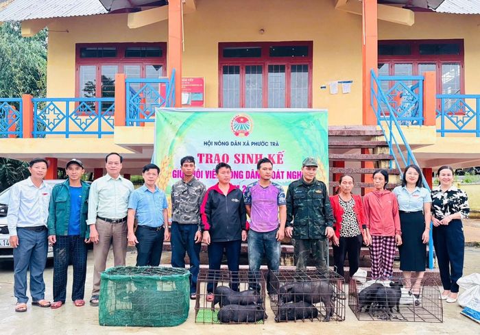 Hội Nông dân xã Phước Trà ra mắt mô hình Tổ hội nghề “Nuôi heo đen bản địa” và tặng heo giống cho người dân khó khăn. Ảnh: ĐVCC