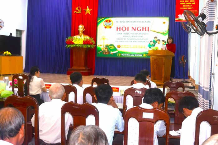 Hội Nông dân thành phố tổ chức tuyên truyền pháp luật cho thành viên Câu lạc bộ “Nông dân với pháp luật” tại xã Thạnh Bình.