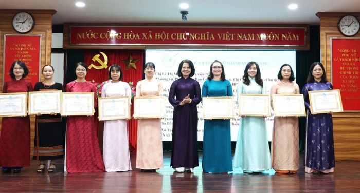 Chủ tịch Hội Liên hiệp Phụ nữ thành phố Hoàng Thị Thu Hương (thứ 5 từ phải sang) trao bằng khen của Trung ương Hội Liên hiệp Phụ nữ Việt Nam cho các cá nhân có thành tích tiêu biểu. Ảnh: NGỌC HÀ