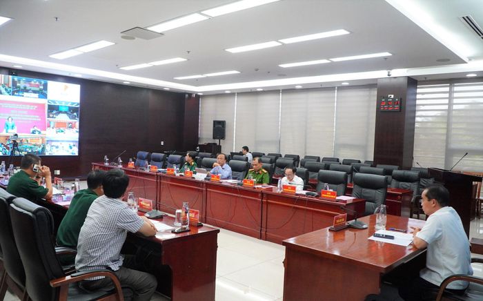 Phó Chủ tịch UBND thành phố Trần Anh Tuấn (bên phải) và các đại biểu tham dự hội nghị tại điểm cầu Đà Nẵng. Ảnh: TÂM ĐAN