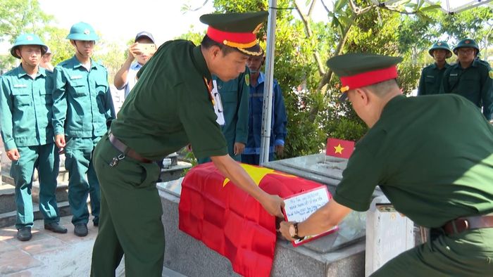Lực lượng chức năng thành phố Đà Nẵng tiến hành lấy mẫu hài cốt liệt sĩ tại Nghĩa trang liệt sĩ Hòa Tiến. Ảnh: PV