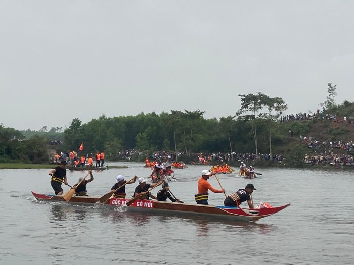 Văn hóa làng là nền tảng cốt lõi tạo nên bản sắc Việt Nam nói chung, xứ Quảng nói riêng. Trong ảnh: Đua thuyền tại hội làng Mỹ Sơn, xã Thu Bồn. Ảnh: VĨNH LỘC