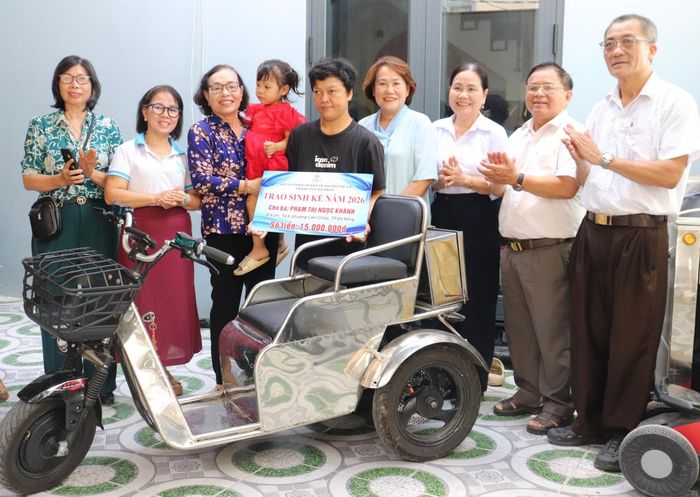 Hội Từ thiện và Bảo vệ quyền trẻ em thành phố hỗ trợ sinh kế cho gia đình bà Phạm Thị Ngọc Khánh. Ảnh: KHÁNH NGÂN